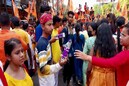 রাম নবমীতে ভক্তদের হাতে পানীয় জল, ফলের রস দিলেন শেওয়ানজরা! নজির শিলিগুড়িতে