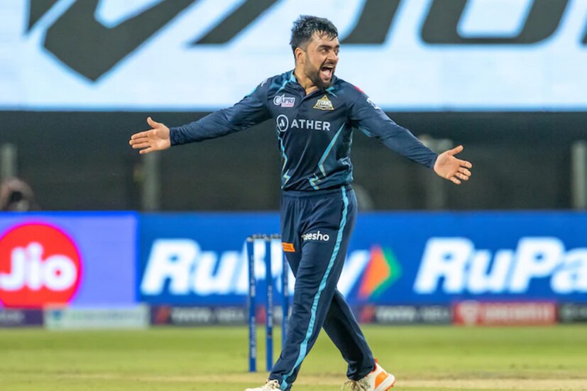 তালিকায় তৃতীয় স্থানেও আরও এক গুজরাত টাইটান্স ক্রিকেটার। আফগান তারকা লেগ স্পিনার এবার আইপিএলে ১৭টি ম্যাচে ২৭টি উইকেট নিয়েছেন।