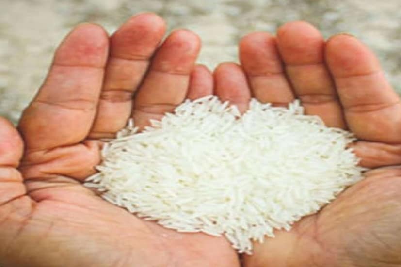 এই জল লাগালে ত্বক টানটান হবে। সেই সঙ্গে চালের জল ট্যানিং, কালচে দাগ এবং রোদে পোড়া সমস্যা থেকেও মুক্তি দেয়। চালের জল মুখে লাগানোর অনেক উপায় আছে, যার মধ্যে প্রথম উপায় হল রাইস টোনারের মতো লাগানো। টোনার হিসেবে চালের জল  তুলোতে নিয়ে মুখে ঘষে নিতে হবে। 
