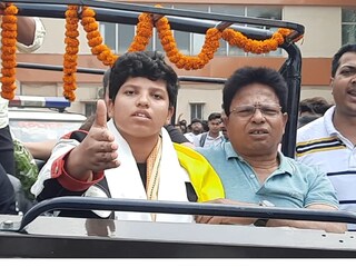 ভারতীয় মহিলা ক্রিকেটার তুলে আনতে বললেন রিচা