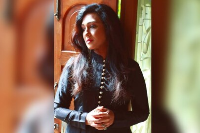 হায় গরমি! ৫১-তেও ঠিকরে বেরোচ্ছে রূপের ছটা, সুইমিংপুলে আগুন জ্বালালেন ঋতুপর্ণা