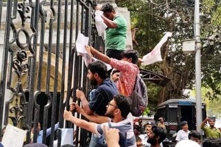 প্ল্যান 'বি' রণকৌশলেই বিধানসভার গেটে SFI