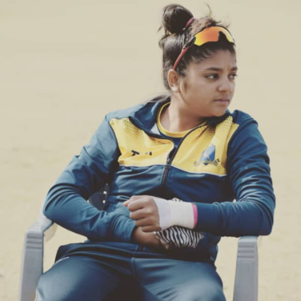 ক্রিকেটে বাংলা দলে জায়গা পান সাইকা। মেয়েদের মিনি আইপিএল অর্থাৎ চ্যালেঞ্জার্সেও খেলেছিলেন। তবে সমস্যা একেবারে শেষ হয়নি। ঘরোয়া ক্রিকেটে ভালো পারফর্ম করা শুরু করলেও চোটের কারণে বাইরে চলে যেতে হয় তাকে। দীর্ঘ সময় মাঠের বাইরে ছিলেন সাইকা। তবে হাল ছাড়েননি। কামব্যাক করার জন্য দিন-রাত এক করে খেটে গিয়েছেন।