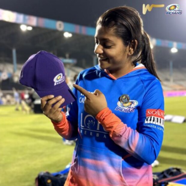 উইমেন্স প্রিমিয়ার লিগে অনবদ্য পারফর্ম করে নজর কেড়েছে বাংলার বাঁ হাতি স্পিনার সাইরা ইশাক। প্রথম ৩ ম্যচে ৯ উইকেট নিয়েছেন তিনি। মহিলা আইপিএলে এখনও পর্যন্ত সর্বোচ্চ উইকেট শিকারী তিনি। ইতিমধ্যেই তার পারফরম্যান্সের ভূয়সী প্রশংসা করেছেন প্রাক্তন ক্রিকেটার থেকে ক্রিকেট বিশেষজ্ঞরা। ভারতীয় দলের দরজাতেও কড়া নাড়ছেন তিনি।