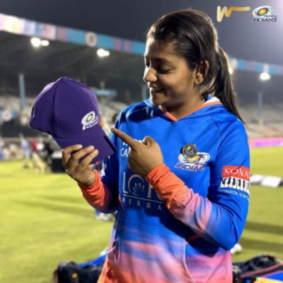 বাবার স্বপ্নপূরণের জেদ, অভাব-চোট সহ শত বাধার পর সাফল্য, সাইকা ইশাকের জীবন  সত্যিই অনুপ্রেরণার WPL 2023 Who is Bengal Cricketer Saika Ishaque know  Mumbai Indians star left arm ...