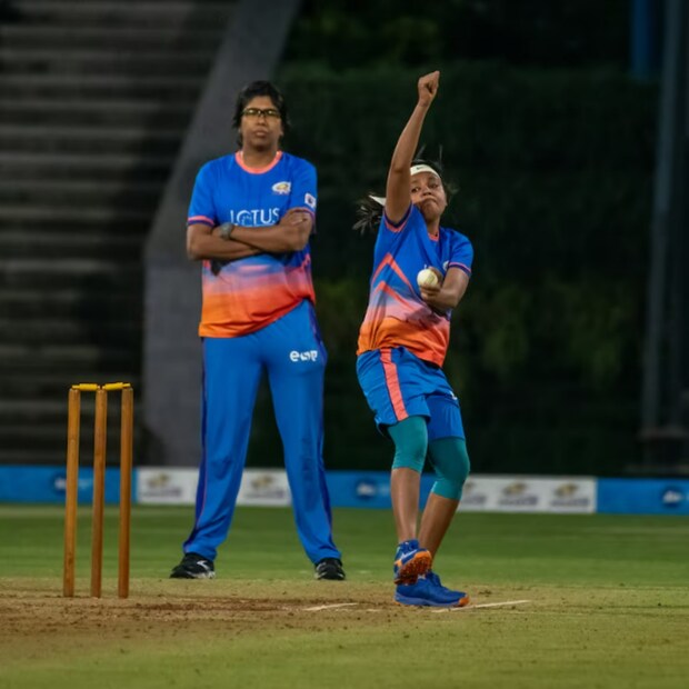 আইপিএলে কলকাতার দল না থাকলেও বাংলার মান-সম্মান রক্ষার দায়িত্ব যেন একাই নিজের কাঁধে তুলে নিয়েছে সাইকা ইশাক। তার বাঁ-হাতি স্পিনের ভেলকিতে উইমেন্স প্রিমিয়ার লিগের প্রথম তিন ম্যাচেই কুপকাত হয়েছে দেশ-বিদেশের তাবড় তাবড় ব্যাটার। বেগুনী টুপিও তার দখলে।