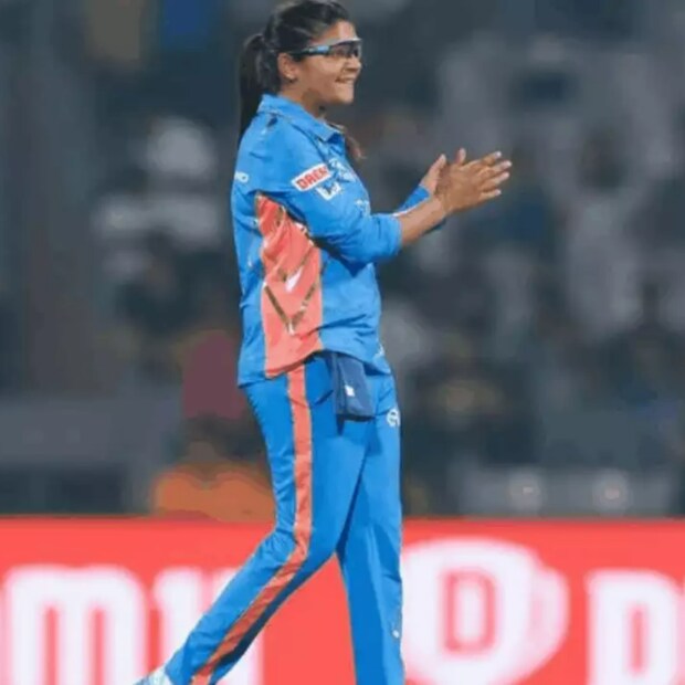 তবে এই সাফল্য এত সহজে আসেনি সাইকার। জীবনযুদ্ধে লড়াই থেকে শুরু করে ক্রিকেট কেরিয়ারে চোটের সঙ্গে যুদ্ধ সবকিছুই করতে হয়েছে বছর ২৭-এর সাইকাকে। পার্ক সার্কাসের সাইকার বাবার স্বপ্ন ছিল মেয়ে ক্রিকেটার হোক। সেই কারণেই সাইকা ইশাকের ক্রিকেট খেলা শুরু। 