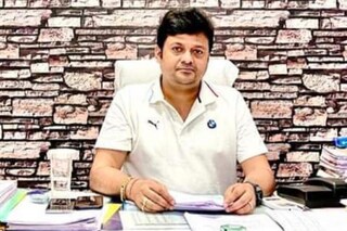 শান্তনু নিজের অফিসে