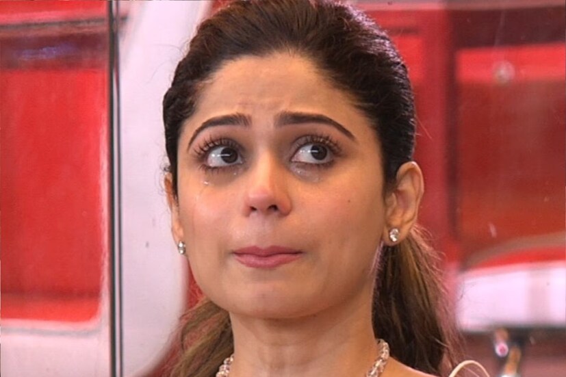 ‘বিগ বস ওটিটি’-র ঘরে সহ-প্রতিযোগী গায়িকা নেহা ভাসিনকে জানিয়েছিলেন। টেলিভিশনের পর্দায় হাউ হাউ করে কাঁদতে দেখা গিয়েছিল ৪৪ বছরের অভিনেত্রীকে।