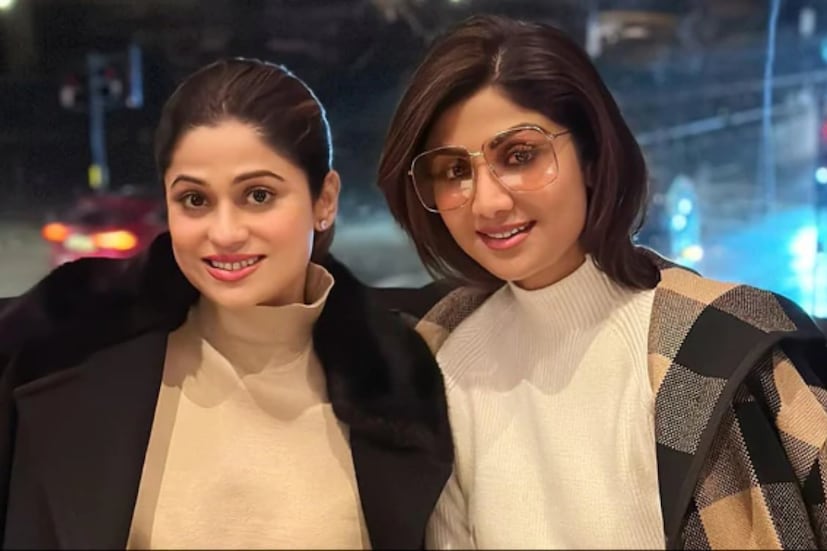  অভিনেত্রীর কথায়, অন্তঃসত্বা হওয়ার প্রায় ছয় মাস ধরে রক্তক্ষরণ হয়েছিল মায়ের৷ যার কারণেই গর্ভপাতেরও পরামর্শ দিয়েছিলেন চিকিৎসকেরা৷ কিন্তু সব বাধা পেরিয়ে পৃথিবীর আলো দেখেছেন শিল্পা৷ অভিনেত্রীর মা মনে করেন আমার জন্মের পিছনে অন্য কোনও কারণ রয়েছে৷ তবে বর্তমানে দুই সন্তানের মা শিল্পাকেও এই গর্ভপাতের যন্ত্রণা সহ্য করতে হয়েছে৷