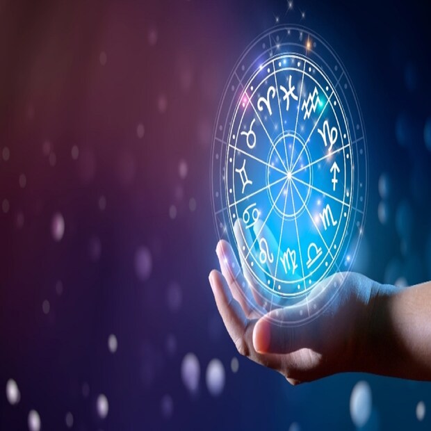 তুলা (Libra) রাশির মানুষদের জন্য শনির উদয় ভাল পরিণাম দেবে, বিশেষ করে পড়ুয়ারা লাভবান হবেন ৷ উচ্চশিক্ষায় যাঁরা বাইরে যেতে চলেছেন তাঁদের জন্য দুর্দান্ত সময় এটাই ৷ প্রতীকী ছবি ৷ 