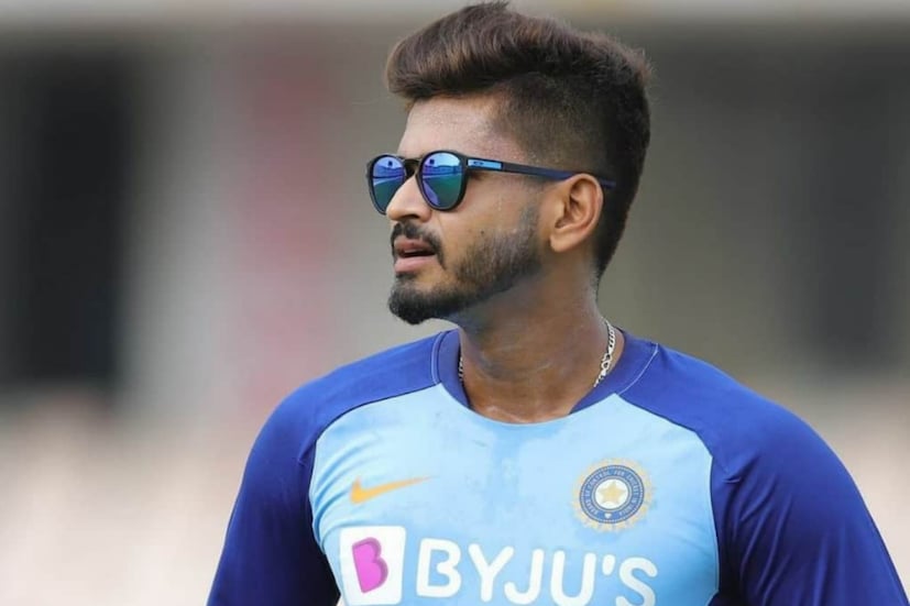 সময়টা একেবারেই ভালো যাচ্ছে না শ্রেয়স আইয়রের। একেপ পর এক চোটের কবলে পড়ছেন ভারতীয় তারকা ব্যাটার। ২০২১ সালে কাঁধের চোটে ভুগেছিলেন। সাম্প্রতিক সময়ে ভুগেছেন পিঠের চোটে। চোট সারিয়ে সবে মাত্র কামব্যাক করেছিলেন। কিন্তু ২ ম্যাচ যেতে না যেতেই ফেল পিঠের ব্যথায় কাবু শ্রেয়স।