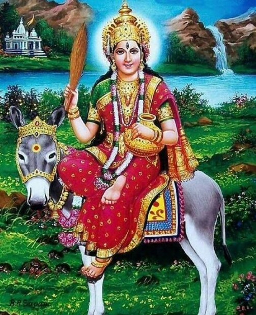 স্কন্দপুরাণে শীতলা দেবী শ্বেতবর্ণা ও দুহাত বিশিষ্ট। তাঁর দুহাতে রয়েছে পূর্ণকুম্ভ ও সম্মার্জনী (ঝাঁটা)। কথিত আছে সম্মার্জনীর মাধ্যমে তিনি অমৃতময় শীতল জল ছিটিয়ে রোগ, তাপ, শোক দূর করেন। কখনও কখনও তিনি নিমের পাতা বহন করে থাকেন। পক্সের নিরাময়েও নিম পাতার ব্যবহার বহুল প্রচলিত৷