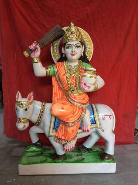 এই দিনে মা শীতলা, যাকে দেবী দুর্গার রূপ বলে মনে করা হয়, তাঁর  পুজো করা হয়। মহিলারা তাঁদের সন্তানদের নিরোগ সুস্থ জীবন  দীর্ঘায়ু কামনা করে এবং তাদের রোগমুক্ত রাখতে এই ব্রত পালন করেন।