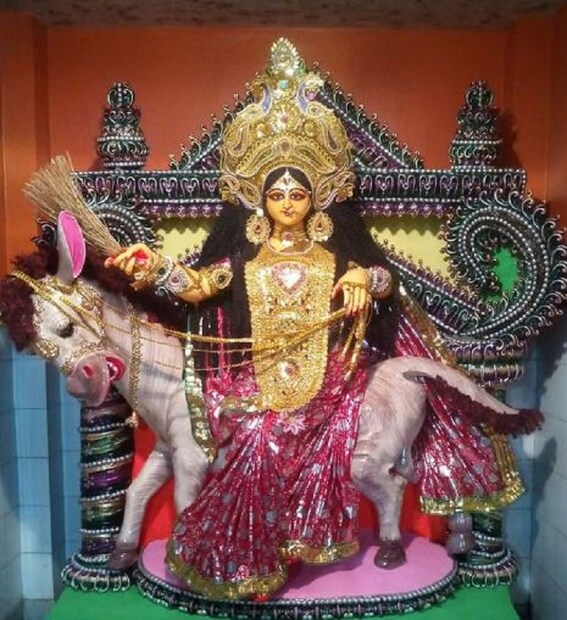  শীতলা অষ্টমীর এই উদযাপনকে অনেকে সময় বাসোদাও বলে, যা বাসি খাবারের নাম থেকে এসেছে। এই উৎসব পালনের জন্য মানুষ সপ্তমীর রাতে খাবার রান্না করে। পরদিন দেবীকে অন্ন নিবেদনের পর তা প্রসাদ হিসেবে গ্রহণ করা হয়। মাকে ক্ষীর ও আখের রস নিবেদন করা হয়। সব রান্না করা খাবারই আগের রাতে রেঁধে রাখতে হয়৷