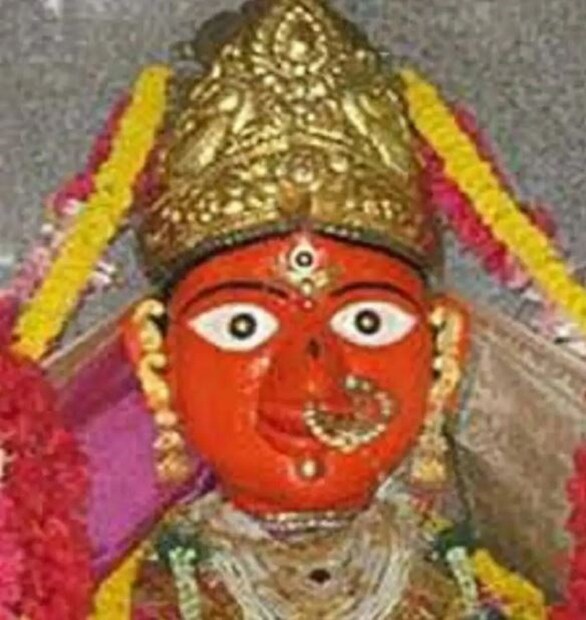 শীতলা অষ্টমীকে কিছু জায়গায় বাসোদাও বলা হয়। এই দিন মাতা শীতলাকে বাসি খাবার নিবেদন করা হয়।  সেই সঙ্গে বাসি খাবারও নিজেকেও প্রসাদ হিসেবে খান ভক্তকে৷