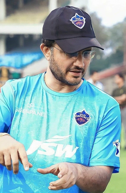 চতুর্থ ম্যাচ হারের পর দলের কী রোগ তা ধরতে পেরেছেন সৌরভ গঙ্গোপাধ্যায়। সমস্যার সমাধানও বার করেছেন তিনি। সৌরভের মতে, দলে একাধিক তরুণ ক্রিকেটার থাকার কারণেই সাময়ীক এই সমস্যা। তরুণ ক্রিকেটারদের ছন্দ পেতে ও ভালো দল তৈরি হতে একটু সময় লাগছে।