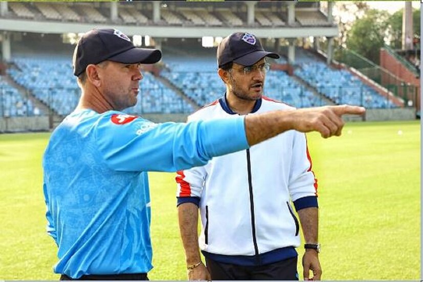 দলের প্রধান কোচ রিকি পন্টিং, ডিরেক্টর অফ ক্রিকেট সৌরভ গঙ্গোপাধ্যায় সহ গোটা কোচিং স্টাফরা অনুশীলনে দলের ভুল-ত্রুটি শোধরানোর সবরকম চেষ্টা করলেও মাঠে নেমে পারফর্ম করতে পারছে না দিল্লি। যার ফল স্বরূপ এবার চাপ বাড়ছে কোচেদের উপর।