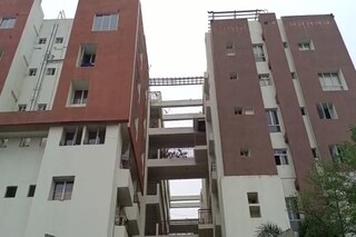 এই আবাসন থেকে ঝাঁপ দেন মহিলা