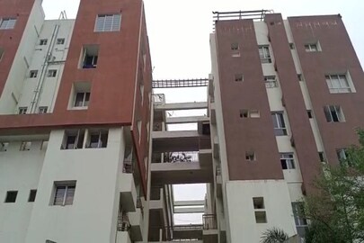 এই আবাসন থেকে ঝাঁপ দেন মহিলা
