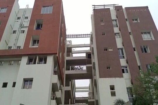 এই আবাসন থেকে ঝাঁপ দেন মহিলা