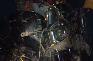 গাড়ি ও বাইকের মুখোমুখি সংঘর্ষ গাড়ি ও বাইকের মুখোমুখি সংঘর্ষ