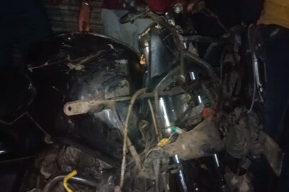 গাড়ি ও বাইকের মুখোমুখি সংঘর্ষ গাড়ি ও বাইকের মুখোমুখি সংঘর্ষ