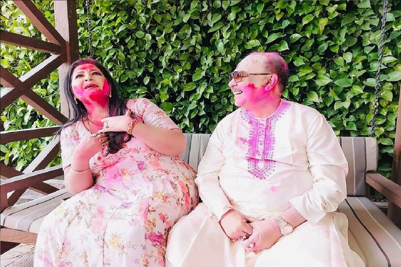 *পরিবারের পাশাপাশি এ দিন একাধিক সংবাদমাধ্যমের প্রতিনিধিদের সঙ্গেও দোলের আনন্দ ভাগ করে নিয়েছেন দু'জনে। সেখানেই একটি সংবাদ মাধ্যমে একটি তির্যক মন্তব্যও করেন। 