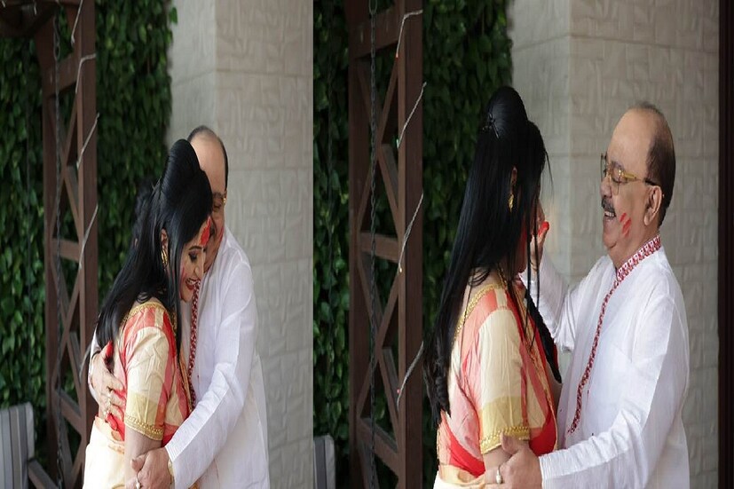 *রঙের উৎসবে মাতলেন কলকাতার প্রাক্তন মেয়র শোভন চট্টোপাধ্যায় এবং বৈশাখী বন্দ্যোপাধ্যায়। দোলের দিল সপরিবারে দোল খেলতে দেখা গিয়েছে তাঁদের। 