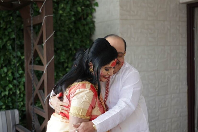 *ফলে দোলের দিন কেমনভাবে কাটালেন জুটি তা দেখার অপেক্ষায় ছিল নেটদুনিয়া। তবে হতাশ করেননি তাঁরা। সোশ্যাল মিডিয়ায় ভেসে উঠেছে বৈশাখী বন্দ্যোপাধ্যায় এবং শোভন চট্টোপাধ্যায়ের দোলের দিনের নানা মুহূর্তের ছবি। 