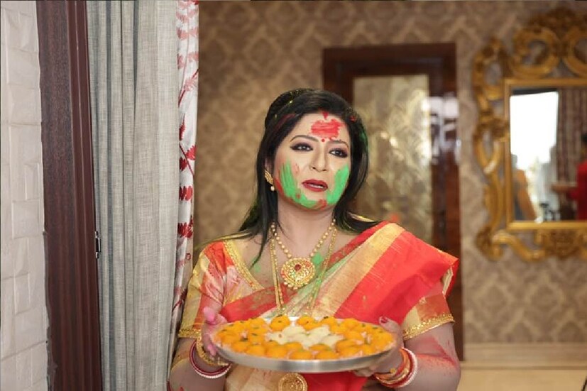 *দোলের দিন মিষ্টিমুখ না হলে চলে না, তাই সকলের জন্য মিষ্টি হাতে বাড়ির কর্ত্রী বৈশাখী বন্দ্যোপাধ্যায়। রঙ খেলা শেষে সকলকে নিজে হাতে মিষ্টি খাইয়ে দিয়েছেন তিনি। 