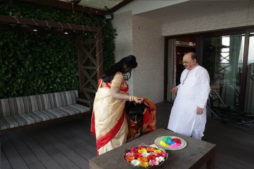 *মা এবং দুষ্টুর পায়ে আবীর দিয়ে প্রাণাম সেরে নিচ্ছে ছোট্ট মহুল। এ দিন মহুল সেজেছিল হলুদ শাড়িতে। 