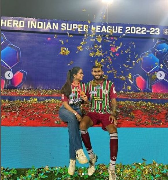 বাঙালি ফুটবলারের বউ বরকে মাঠেই জড়িয়ে ধরে ঠোঁট ঠাসা চুমু দিচ্ছে এ দৃশ্য এখনও অবধি বড় একটা দেখা যায়নি৷ কিন্তু শুভাশিসের বউয়ের সঙ্গে চুমু খাওয়ার সোশ্যাল মিডিয়ায় একাধিক ছবি রয়েছে৷ 
