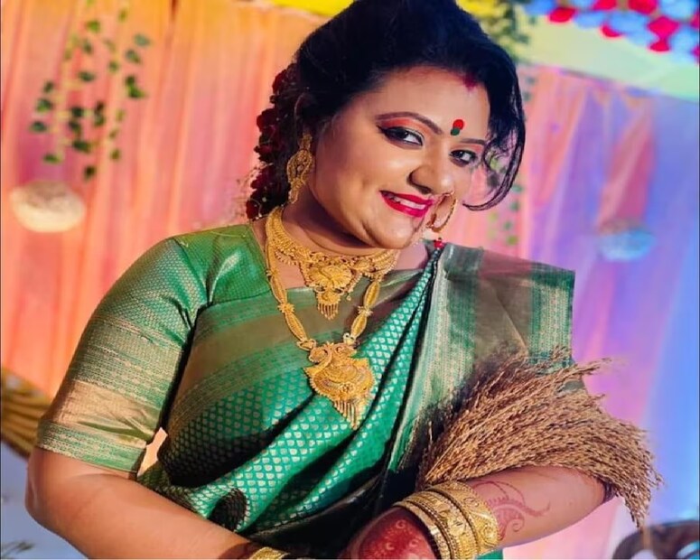 *চওড়া সিঁদুর, কপালে চন্দনের ফোঁটা। দানের সিঁদুরের মতো, সিঁথির সিঁদুর ছড়িয়েছে নাকে। এমনই সাজে গানের সঙ্গে ছন্দ মিলিয়ে রিলস বানিয়েছিলেন। সেই ভিডিও শেয়ার করেন নিজের সোশ্যাল মিডিয়া হ্যান্ডেলে, তা ভাইরাল হতে সময় নেয়নি। ছবিঃ ফেসবুক।