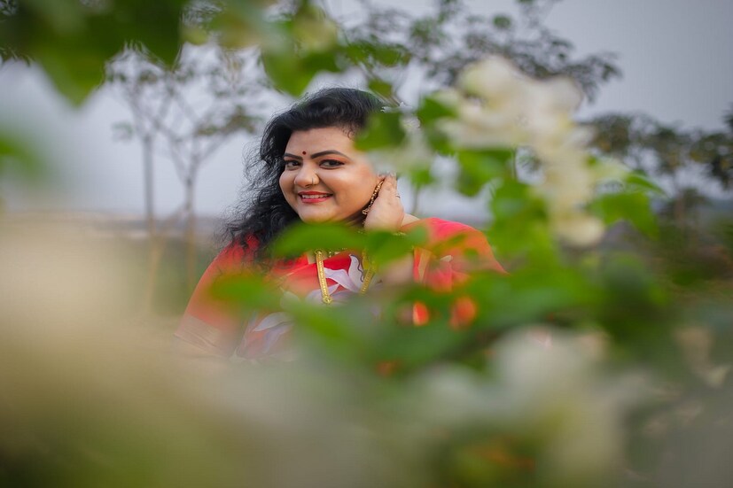 *তবে তৃণমূল নেত্রীর জবাব, "এখনই তারিখ বলতে পারছি না। বাঙালিদের চৈত্র মাসে বিয়ে হয় না। কেনাকাটা করার জন্যও শুভ নয়। এ মাসে বিয়ের পরিকল্পনা নেই। বাড়ির সকলের মতামত রয়েছে, তাই শুভ মাসেই বিয়ে করব সব নিয়ম মেনে।" ছবিঃ ফেসবুক। 