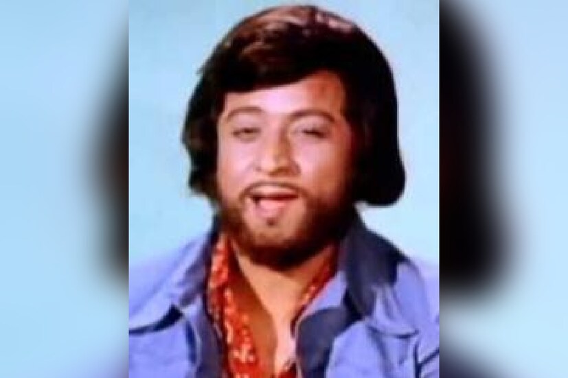 স্টুডিও পাড়ায় যাতায়াত করা শুরু করেন। সেই সময়ে পরিচালক দেবনারায়ণ গুপ্তর নজরে আসে এই ছোট্ট ছেলেটি। ছোট বয়সেই অভিনয় জগতে পা রেখেছেন তিনি। শিশুশিল্পী হিসেবে পর্দায় দেখা গিয়েছিল তাঁকে। মাস্টার সুখেন নামেই পরিচিত ছিলেন। ‘দাসীপুত্র’ ছবিতে প্রথম কাজ। তার পর একাধিক সুপারহিট ছবিতে কাজ করেছেন তিনি। ‘মা এক মন্দির’, ‘প্রতিশোধ’, ‘দাদামণি’, ‘ধন্যি মেয়ে’ সেগুলির মধ্যে উল্লেখযোগ্য।