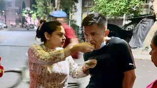 স্ত্রীর আবদারে কলকাতার রাস্তায় দাঁড়িয়ে ফুচকা খেলেন ভারত অধিনায়ক