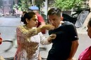 স্ত্রীর আবদারে কলকাতার রাস্তায় দাঁড়িয়ে ফুচকা খেলেন ভারত অধিনায়ক