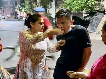 স্ত্রীর আবদারে কলকাতার রাস্তায় দাঁড়িয়ে ফুচকা খেলেন ভারত অধিনায়ক