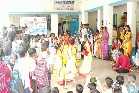 স্কুল চলছে তার মধ্যেই তৃণমূলের অনুষ্ঠান