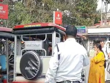 শিলিগুড়িতে ফের বেআইনি টোটোর বিরুদ্ধে অভিযান ট্র‍্যাফিক পুলিশের, আটক বহু ! 