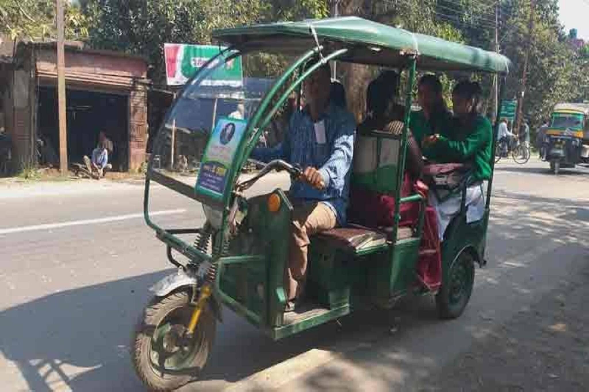মাধ্যমিক পরীক্ষা দিয়ে বাড়ি ফেরার পথে দুর্ঘটনা, মারাত্মক পরিস্থিতি দুই ছাত্রের!