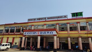 সোমবার থেকে স্বাভাবিক হবে ট্রেন চলাচল সোমবার থেকে স্বাভাবিক হবে ট্রেন চলাচল