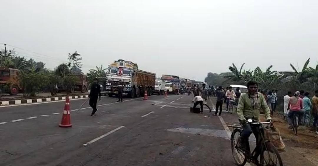 ট্রাক উল্টে রাস্তায় ভাসছে ভোজ্যতেল।