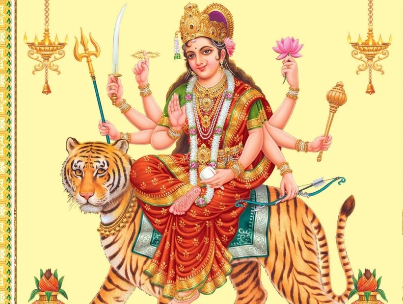 নবরাত্রির পুজো চলাকালীন এই সব জিনিস থেকে বিরত থাকা উচিত: পণ্ডিত দয়ানাথ মিশ্রর বক্তব্য, নবরাত্রি চলাকালীন মদ, মাংস, মাছ, পেঁয়াজ, রসুন খাওয়া উচিত নয়। এই সব খাদ্যদ্রব্য এড়িয়ে না চললে মাতা কুপিত হতে পারেন। তাঁর ব্যাখ্যা, যে সব ভক্তরা দুর্গাপুজো অর্থাৎ নবরাত্রির পুজো করছেন, তাঁদের নিরামিষ ভোজন করা উচিত। কোনও সাধক যদি উপবাস রাখেন, তাহলে তাঁদের নিরামিষ ভোজন, সৈন্ধব লবণ সেবন এবং দিনের বেলায় ফলাহার করা উচিত। এতে সাধকরা বিশেষ সুবিধা এবং সর্বোত্তম ফল লাভ করতে পারেন।