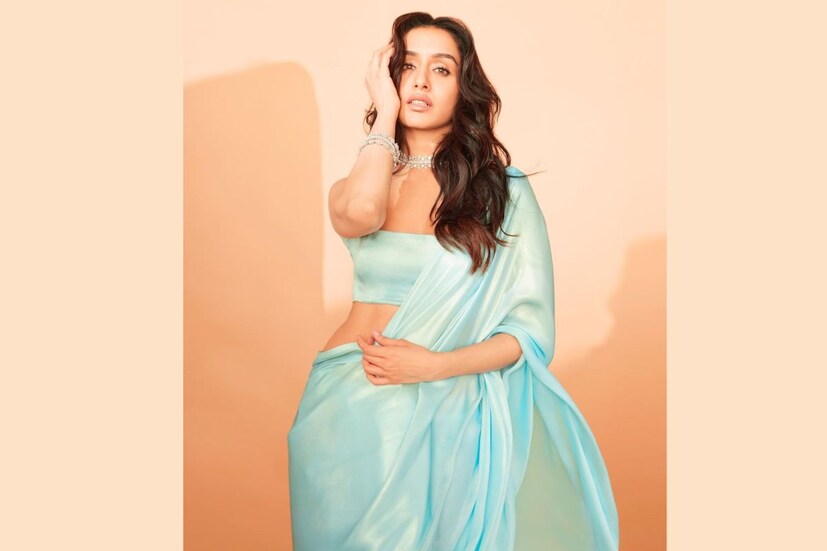 সাদামাটা শাড়িতে উপচে পড়ছে শ্রদ্ধা কাপুরের যৌবন । (ছবি: ইনস্টাগ্রাম)