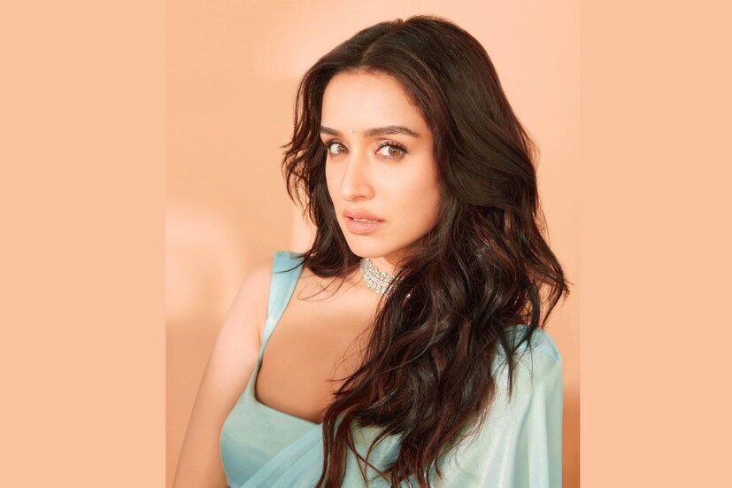 শ্রদ্ধা কাপুর একটি ম্যাচিং স্লিভলেস ব্লাউজের সাথে শাড়িটি দারুণ ভাবে ক্যারি করছেন। (ছবি: ইনস্টাগ্রাম)