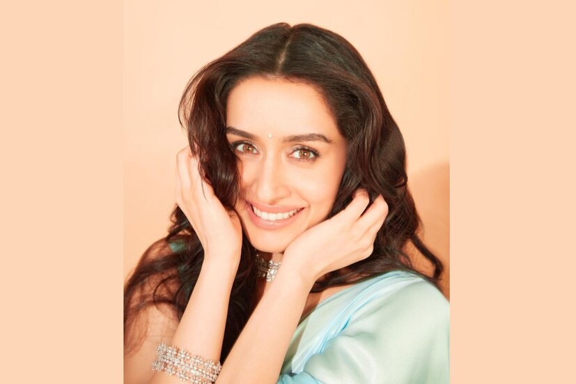 শ্রদ্ধা কাপুর একটি চোকার এবং সিলভার বিন্দি দিয়ে মিস্টার ইন্ডিয়া ছবির শ্রীদেবীর সাজে সেজে উঠেছেন৷ (ছবি: ইনস্টাগ্রাম)