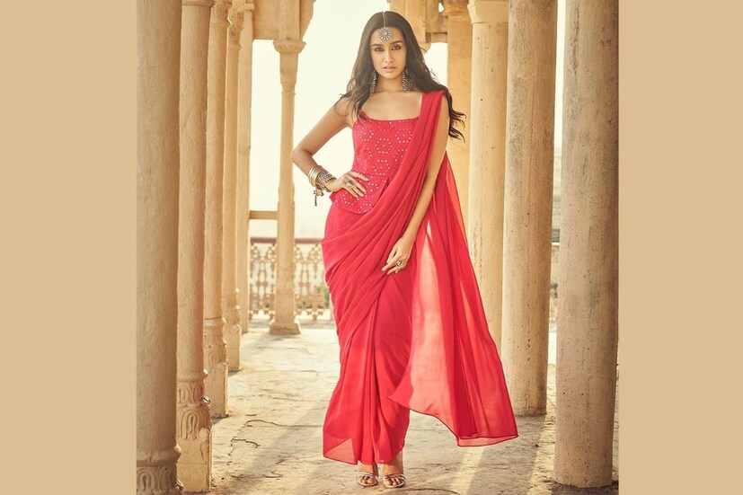 একটি সাদামাটা গোলাপি শাড়িতে শ্রদ্ধা কাপুরকে অত্যাশ্চর্য দেখাচ্ছে। (ছবি: ইনস্টাগ্রাম)