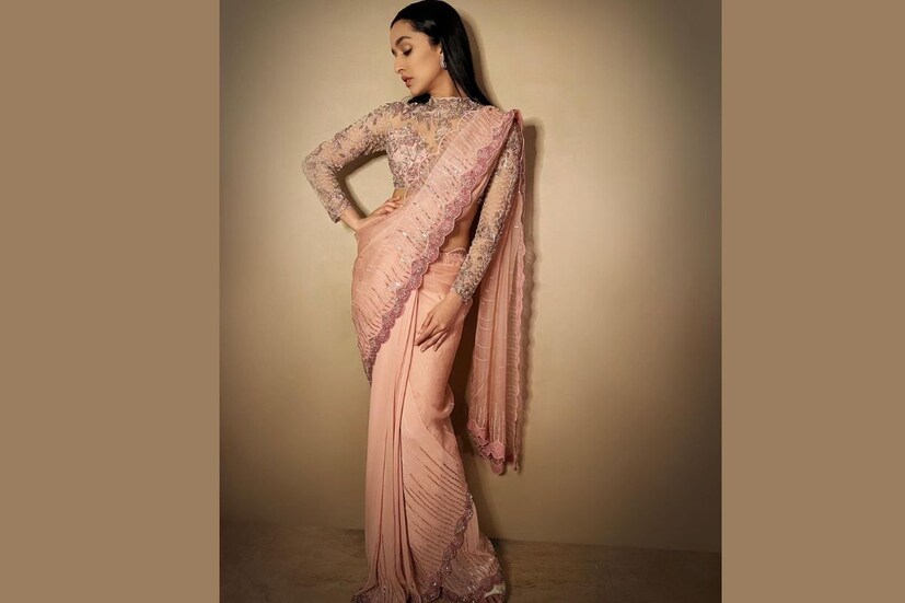 হালকা গোলাপী শাড়িতে শ্রদ্ধা কাপুরকে রাজকীয় দেখাচ্ছে। (ছবি: ইনস্টাগ্রাম)